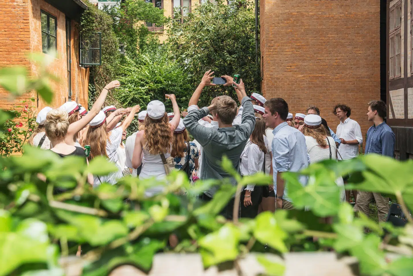 »At unge ikke skal udsættes for krav og ikke skal møde et forventningspres – ikke engang skal komme til tiden – gennem deres skoletid, er i min optik helt på månen,« skriver Karoline Haarder.