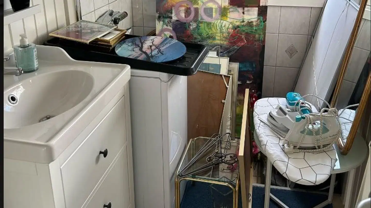 Mange ting fra andre rum var samlet på badeværelset i sommerhuset, som tre vennepar havde lejet.