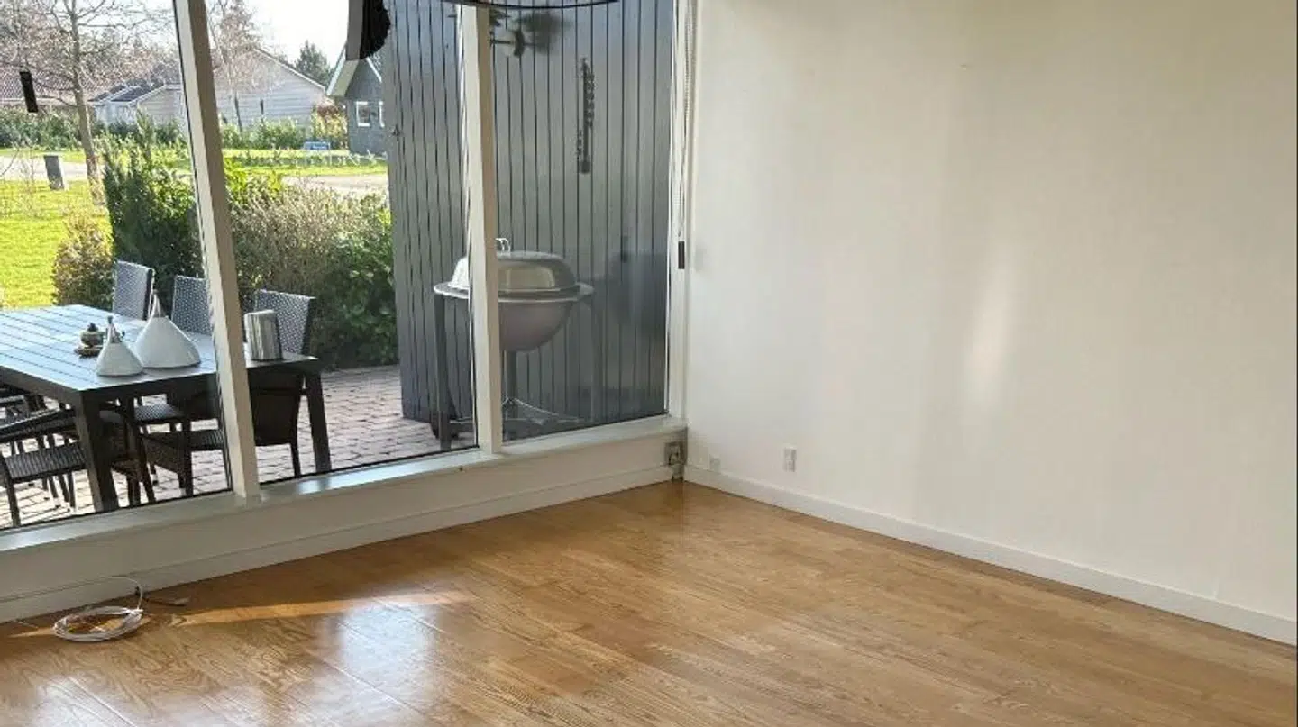 De tre vennepar ankom til et fuldstændigt tomt sommerhus.