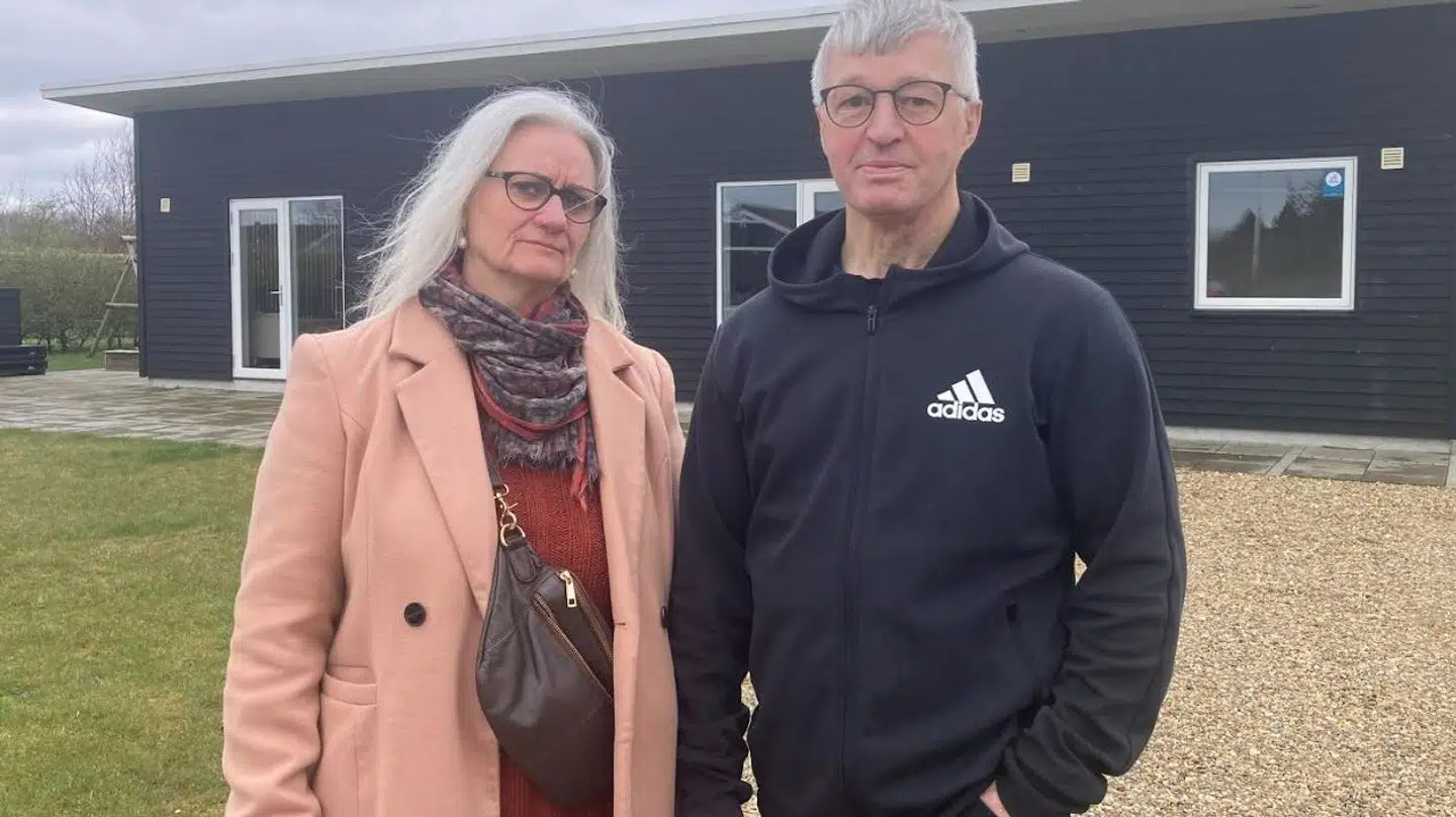 Karin Busk og hendes mand foran det iskolde sommerhus som de har lejet hos DanCenter i Hemmet.