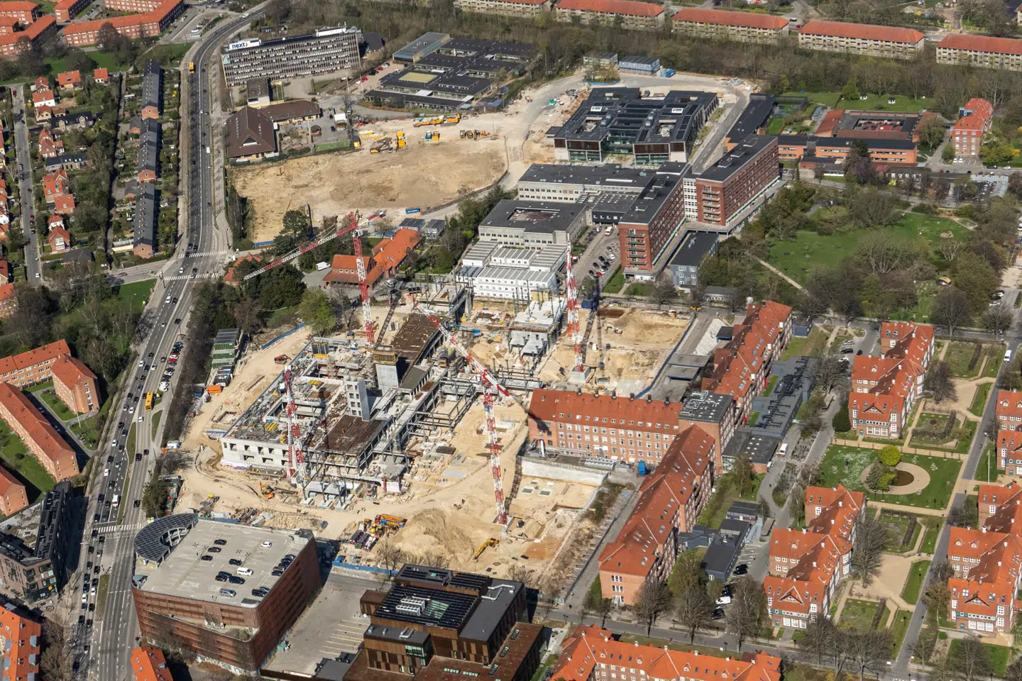 Patienterne i hovedstaden må væbne sig med en betydelig tålmodighed, før de kan rykke ind i de 500 topmoderne enestuer i det kommende supersygehusbyggeri ved Bispebjerg Hospital. Det skaber nu uro i regeringen.
