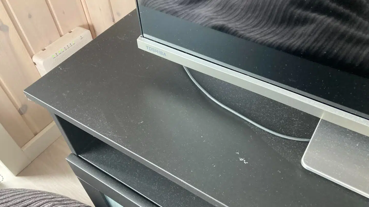 Ingen støvklud var blevet overanstrengt, da Karin Busk og hendes mand mandag ankom til et møgbeskidt sommerhus i Hemmet.