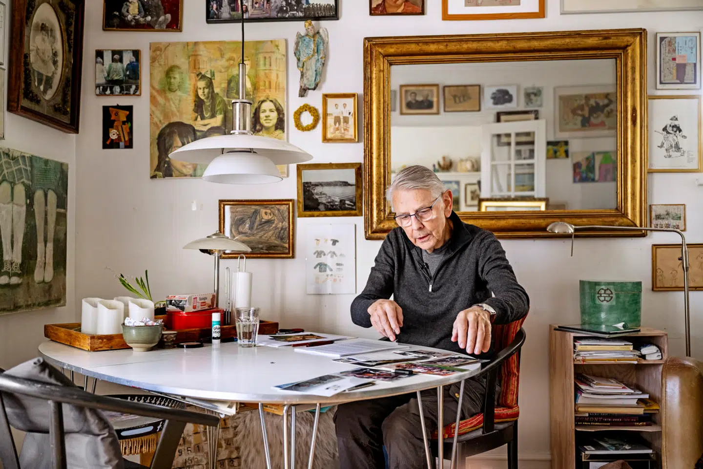 Ebbe Preisler ved spisebordet, hvor han er ved at samle de sidste brikker i det puslespil, der bliver til en bog om sagen.