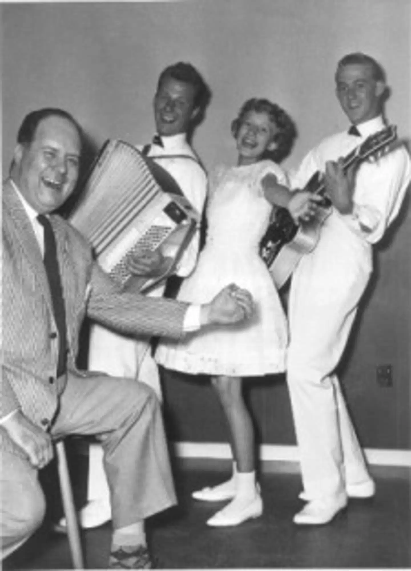 En kun 12-årig Birthe Kjær dannede Sunshine Trio sammen med guitarist Jørgen Larsen og harmonikaspiller Eggert Staack. Her ses trioen med deres impresario Basse Bertram. Foto: Birthes Venner