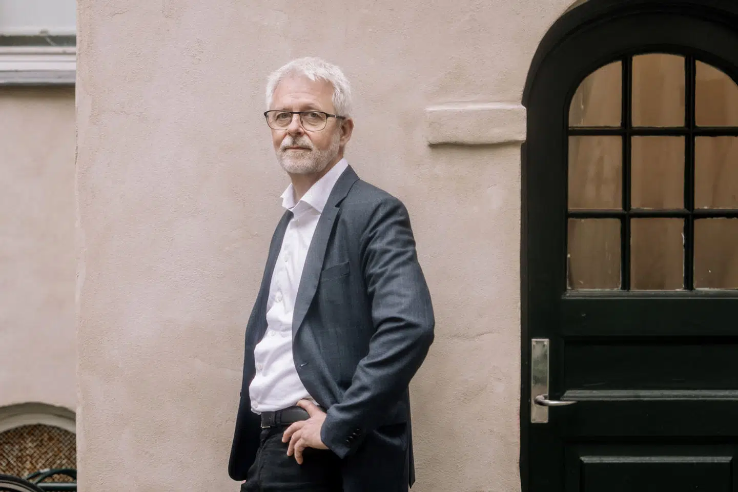 Forskningschef i Rockwool Fonden Jan Rose Skaksen har været med til at analysere, hvad der sker, hvis tilgangen af den udenlandske arbejdskraft skrumper kraftigt. Han fremhæver, at noget taler for, at vi får sværere ved at hente udenlandsk arbejdskraft. Rigtigt meget af den udenlandske arbejdskraft er kommet fra lande, der også løber ind i problemer med aldringen af befolkningen.