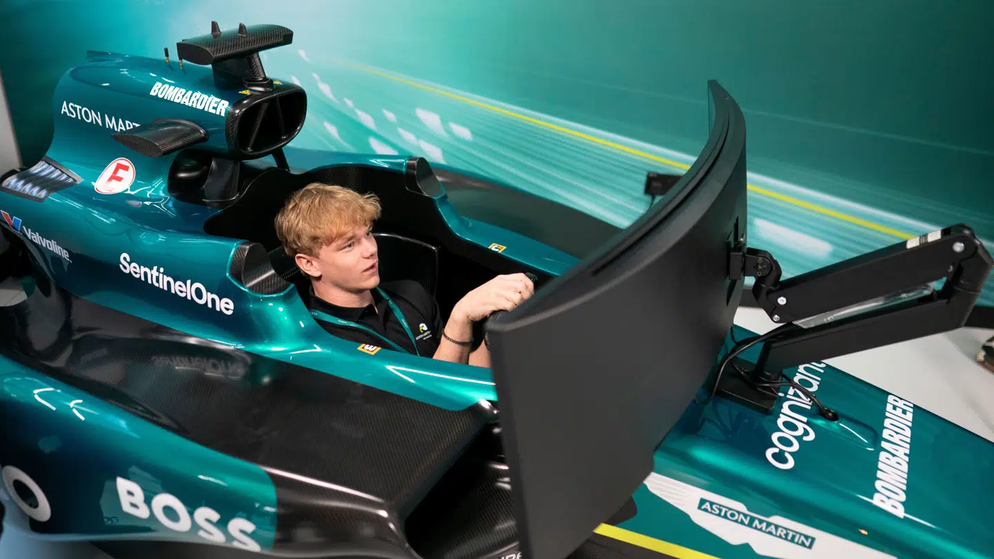 Sebastian Øgaard har allerede været en tur i Aston Martins Formel 1-simulator, men det er en fremtid i GT-bilerne, han kører for.