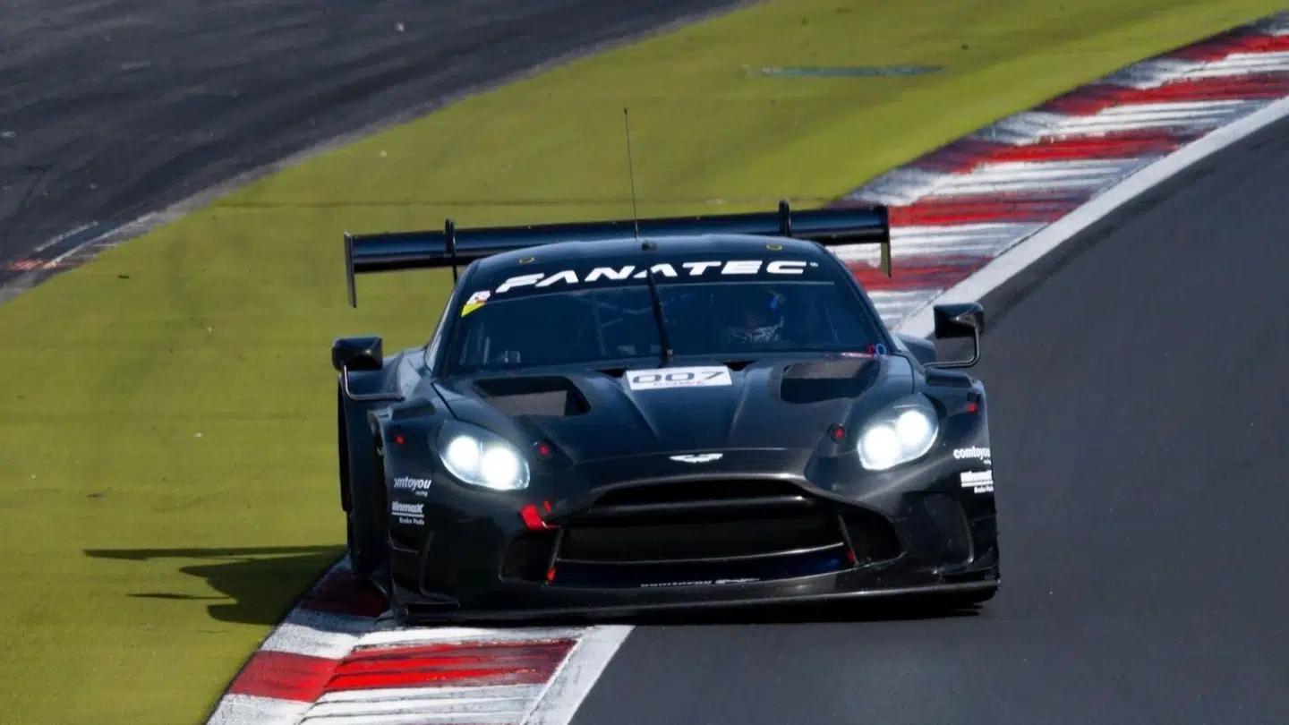 Sebastian Øgaard har testet den Aston Martin GT3-racer han skal køre GT World Challenge Endurance Cup med.