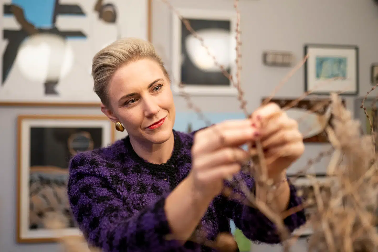 Mette Helena Rasmussen er stylist og har været fast dommer i 'Nybyggerne'. Men nu har TV 2 valgt at slutte samarbejdet, og den beslutning bakker Mette Helena Rasmussen op om, forklarer hun.