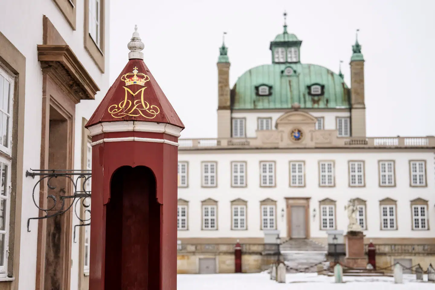 Fredensborg Slot i Fredensborg nær Hillerød i Nordsjælland, tirsdag den 9. januar 2024. Fredensborg Slot blev bygget som lystslot for Frederik IV og danner ofte ramme om store begivenheder i Kongehuset. Dronningen har residens på slottet forår og efterår. Kronprinsfamilien bor i Kancellihuset når de opholder sig på Fredensborg Slot.