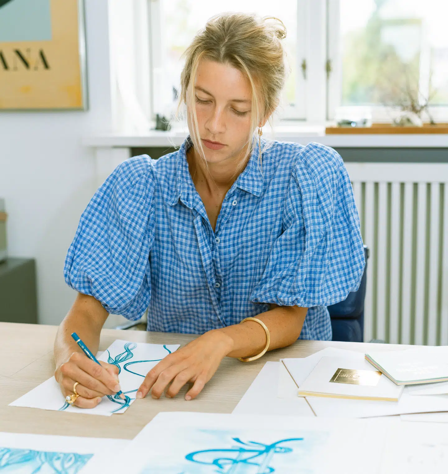 Sofia Lynggaard Normann har fundet sin inspiration til debutkollektionerne fra naturen – nærmere bestemt havet og dets bevægelser, som hun har udforsket på tæt hold gennem dykning.