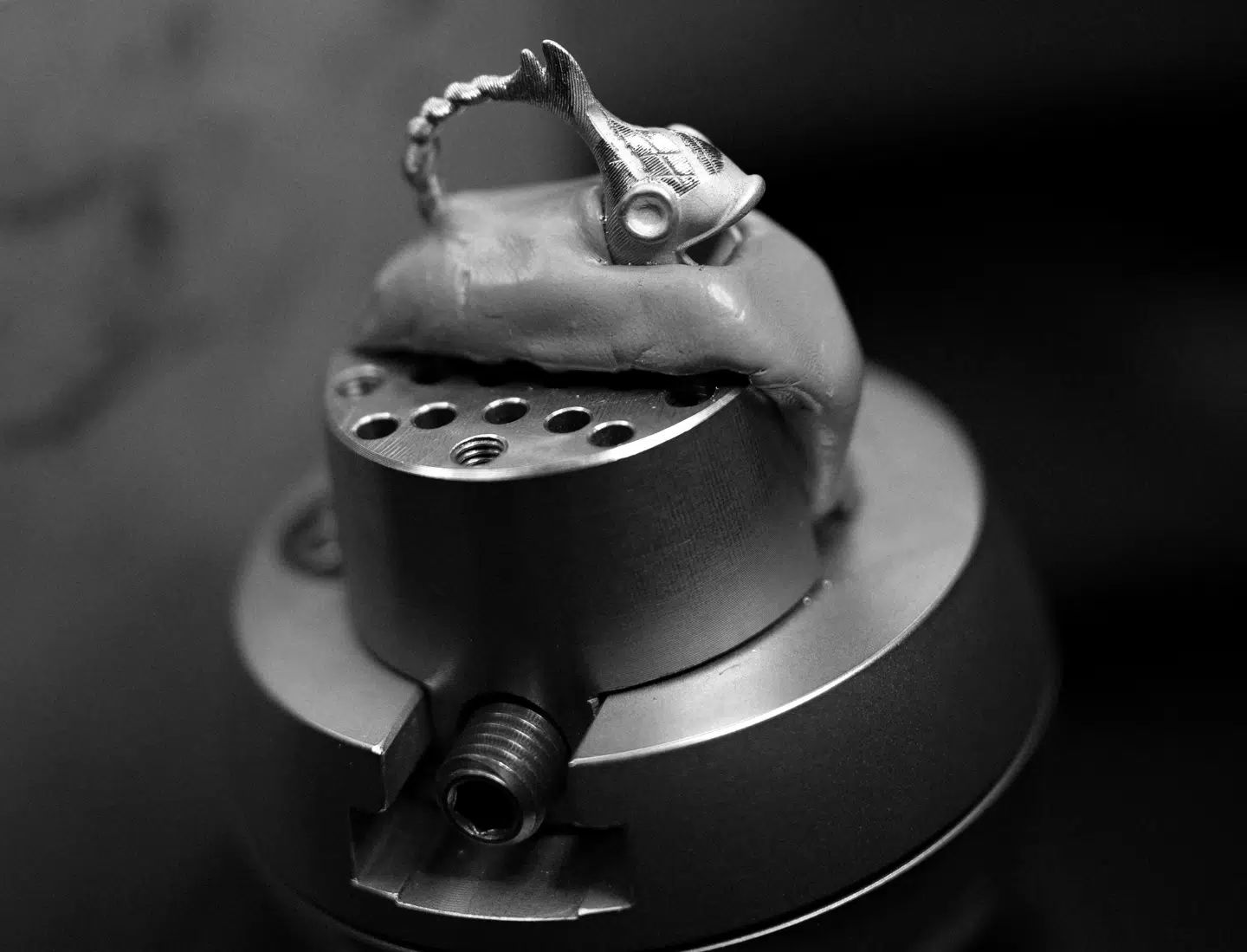 Her ses Young Fish-lillefingerringen blive til i guldsmedeværkstedet.