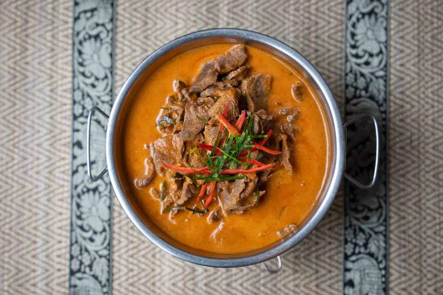 Panaeng-karry med kokosmælk og limeblade serveret på byens bedste thaispisested, der ligger på Vesterbro. Stedet er en familiedrevet virksomhed, som har holdt til på samme adresse i godt 30 år.