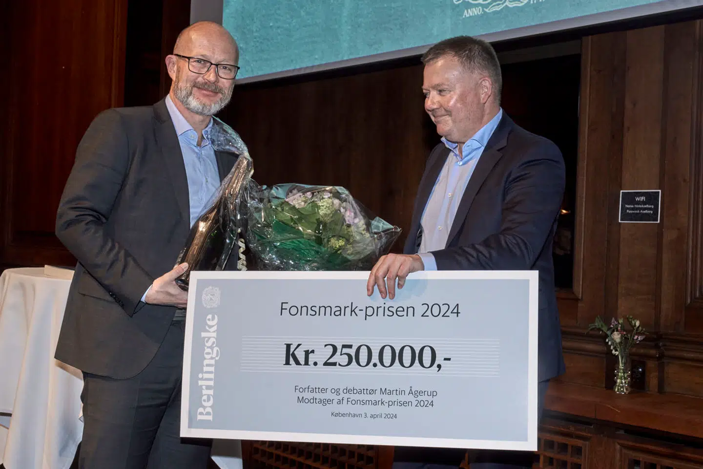 »Der må diskes op med en stærkere definition af »velfærdssocialismen«, hvis det for alvor skal være et begreb, der giver de borgerlige nyt vind i sejlene,« skriver Ida Auken. Her modtager Martin Ågerup Fonsmark-prisen 2024