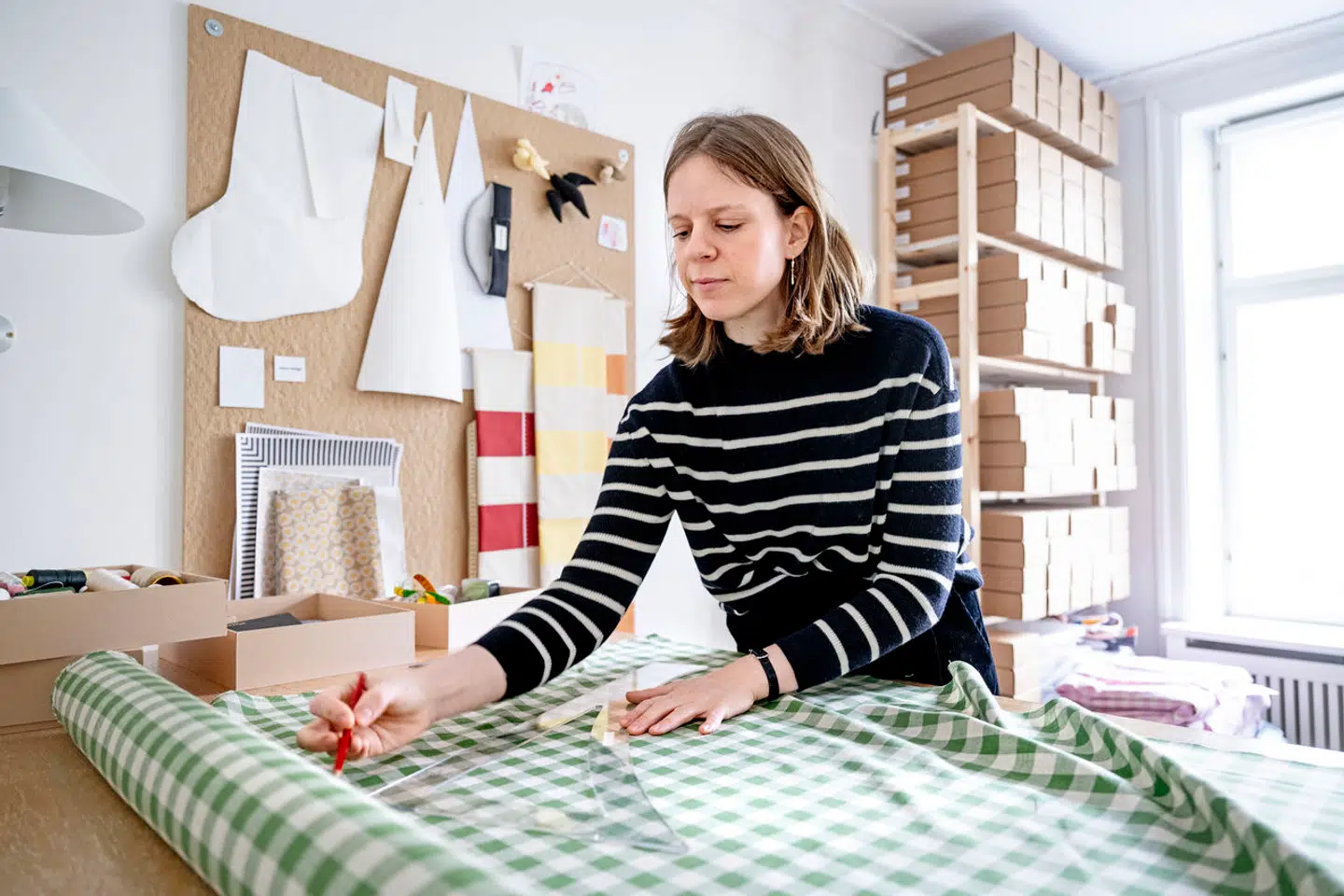Her ses Malene Stausgaard på sit hjemmekontor i København. Her han hun syet et hav af sine højdemålere.
