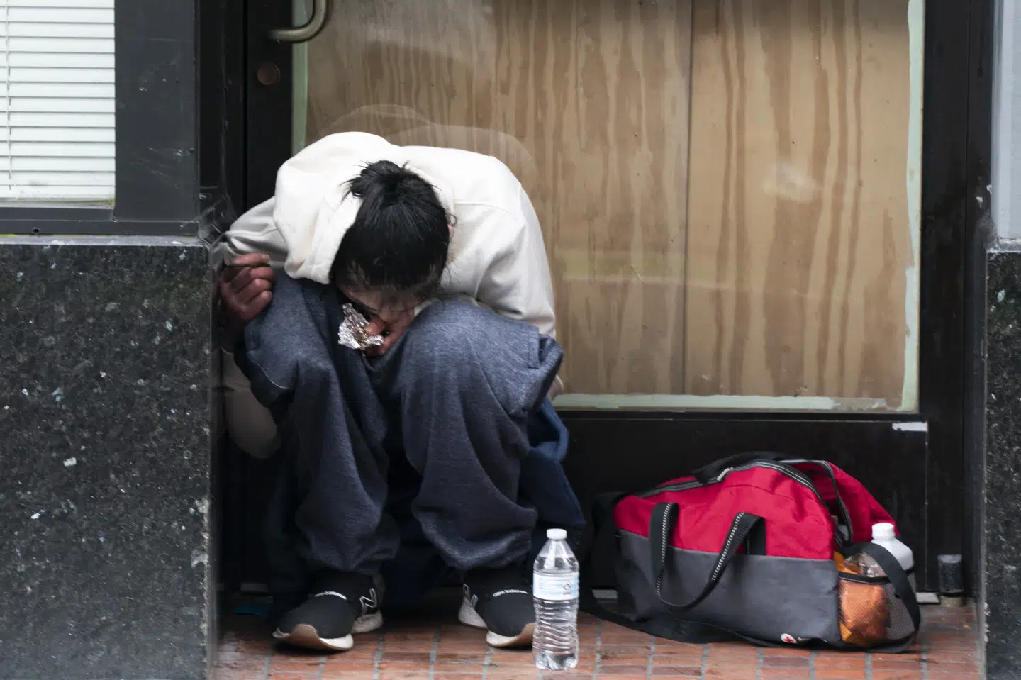 USA har længe lidt under en opioidkrise. Her ses en person ryge fentanyl i Portland i april sidste år. Landets tre retsmedicinske institutter i Danmark slår i en ny farlighedsvurdering fast, at opioider er den farligste gruppe rusmidler.