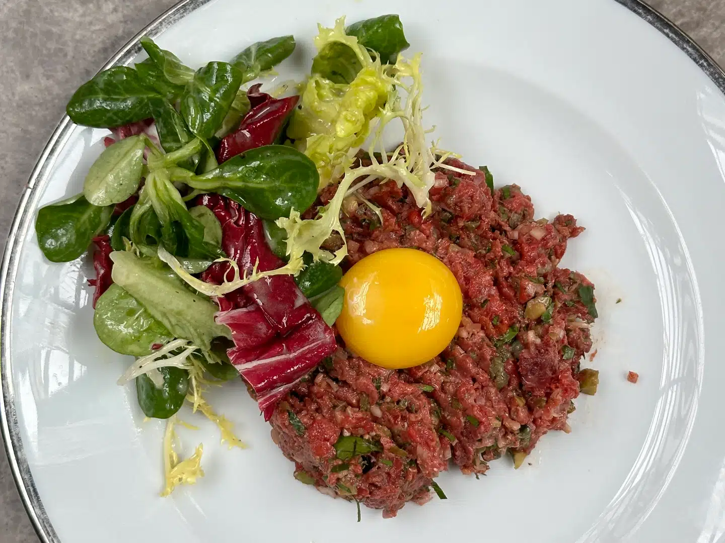 Klassisk rørt bistro-tatar vil være at finde på kortet hos Le Petit Rouge. Prisen bliver 97,75 kroner. Billedet er fra en prøvemiddag på Le Petit Rouge, der åbner 18. april.