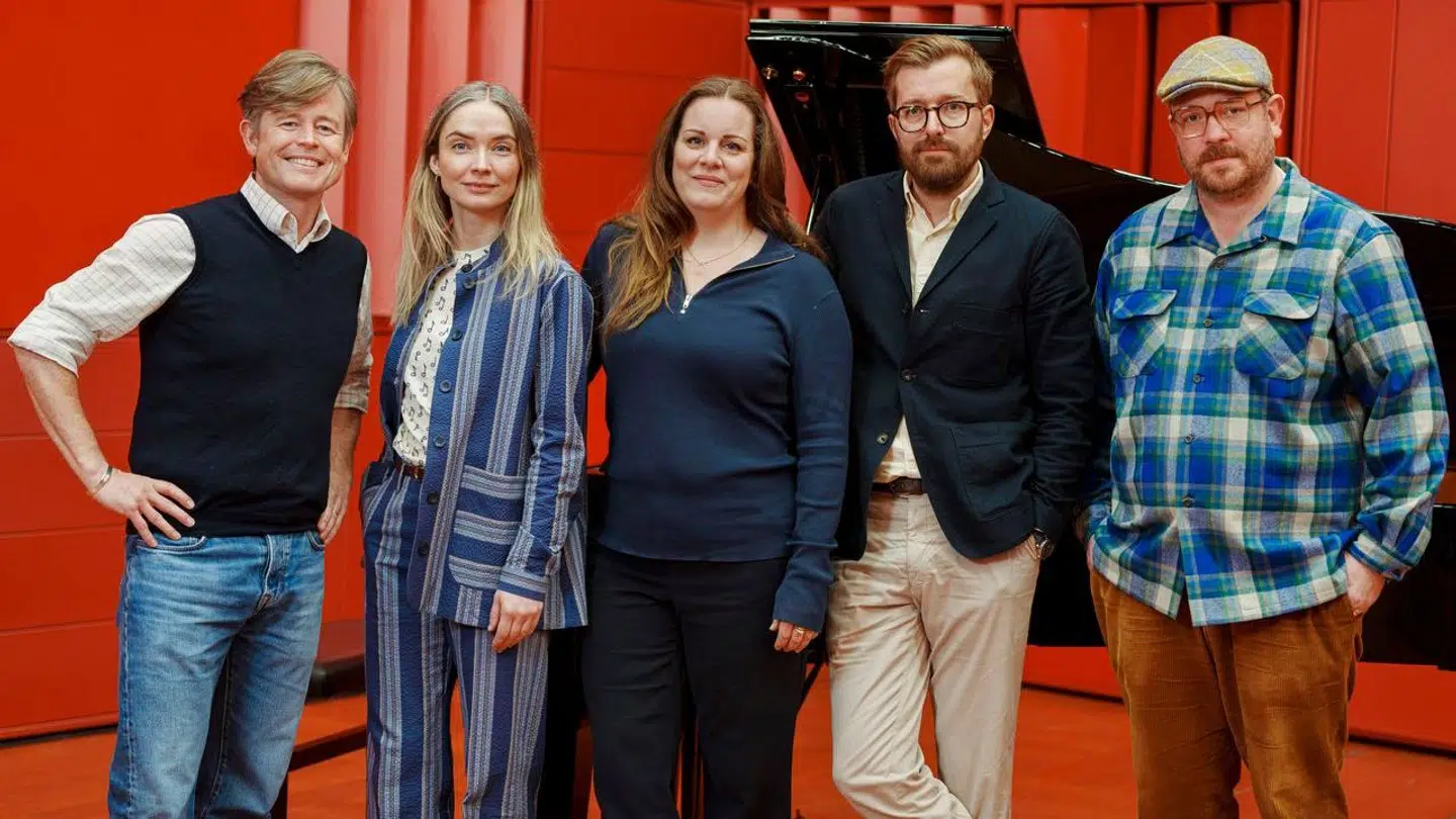 Lise Baastrup med resten af castet fra 'Orkestret 2', der har premiere på DR den 12. april.