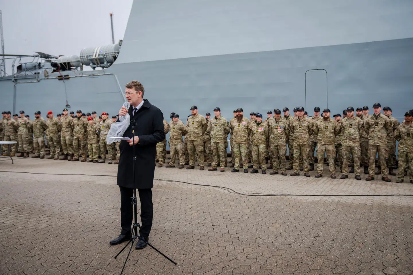 Flere partier mangler fortsat svar på en lang række spørgsmål, efter at forsvarsminister Troels Lund Poulsen (V) afholdt et møde med forsvarsforligskredsen. Mødet handlede om forløbet vedrørende manglerne på fregatten »Iver Huitfeldt«, der i marts nedkæmpede fire droner i Det Røde Hav.