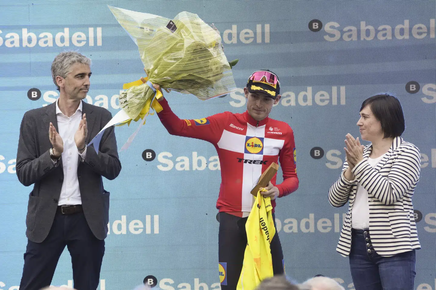 Mattias Skjelmose fandt ikke noget smil frem efter at have overtaget førertrøjen i Baskerlandet.