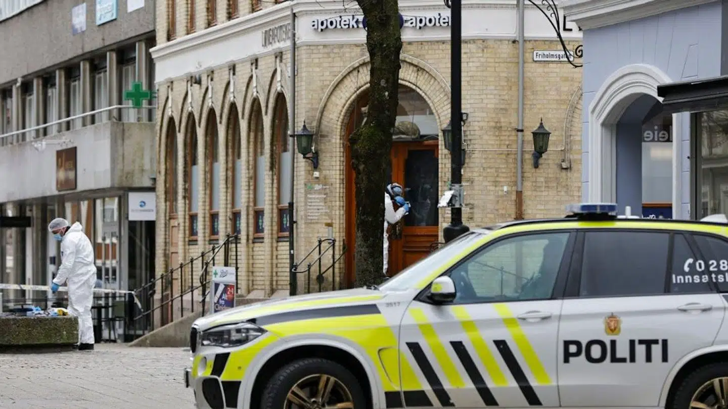 En kvinde i 30erne blev tirsdag morgen fundet dræbt foran sin arbejdplads.