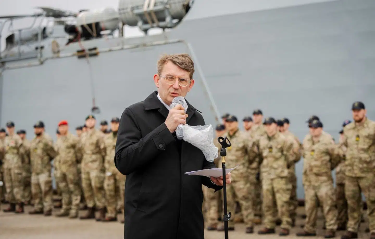 Forsvarsminister Troels Lund Poulsen (V) har haft en travl uge, og har blandt andet måttet se sig nødsaget til at fyre forsvarschef Flemming Lentfer. Her ses forsvarsministeren foran den hjemvendte fregat Iver Huitfeldt.