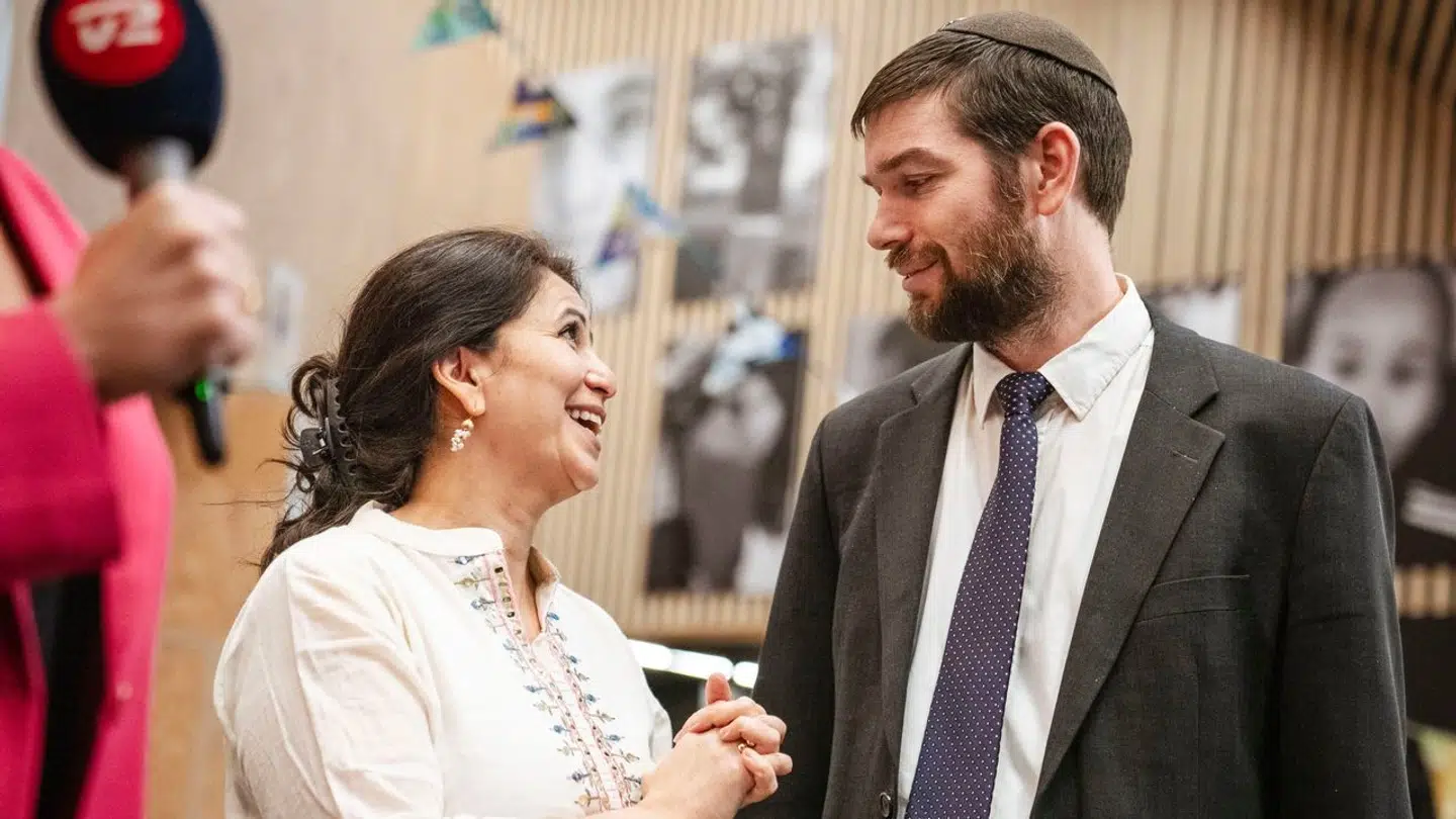 Overrabbiner Jair Melchior og tidligere folketingsmedlem Özlem Cekic i samtale under ramadanmiddag i Tingbjerg Kulturhus torsdag den 4. april 2024. Formålet med middagen er at samle muslimer, jøder, kristne og andre. Bagtæppet er krigen i Mellemøsten. (Foto: Thomas Traasdahl/Scanpix 2024)