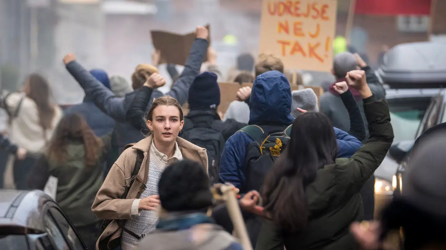 De velhavende familier i serien finder i sikkerhed, mens de mindre velstillede må benytte sig af myndighedernes evakueringsprogrammer.
