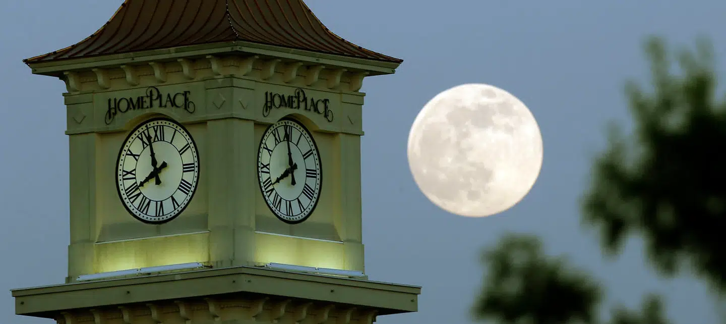 Det er fantastisk at tænke på, men de voksende aktiviteter fra Jordens otte milliarder mennesker påvirker nu planetens rotationshastighed og dermed også vores tidstagning. Klokketårn i Alabama, USA, under fuldmåne i 2013.