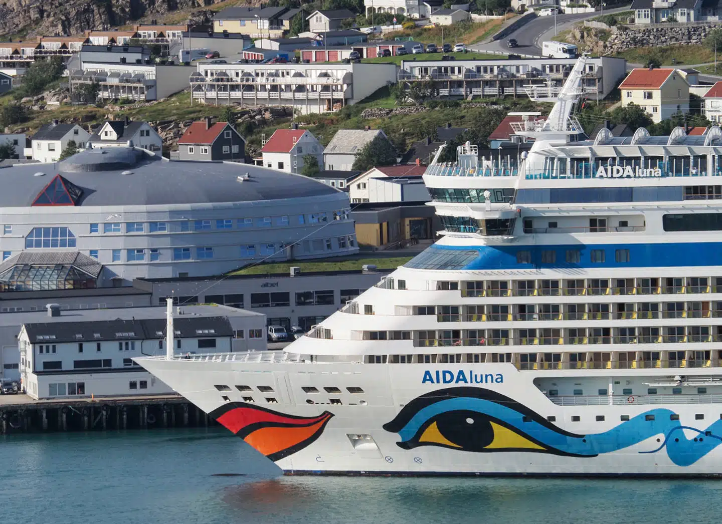 Krydstogtskibet AIDALuna lægger til i havnen i den norske by Hammerfest i august 2023. I år forventes endnu flere krydstogtskibe at passere gennem de norske farvande, og det har konsekvenser.