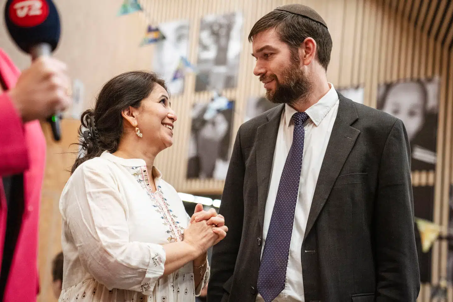 Stifter af Brobyggerne, det tidligere folketingsmedlem Özlem Cekic, taler med overrabbiner Jair Melchior til den omstridte ramadanmiddag i Tingbjerg Kulturhus torsdag 4. april 2024. Formålet med middagen var at samle muslimer, jøder, kristne og andre, men blev boykottet af flere fremtrædende muslimer.