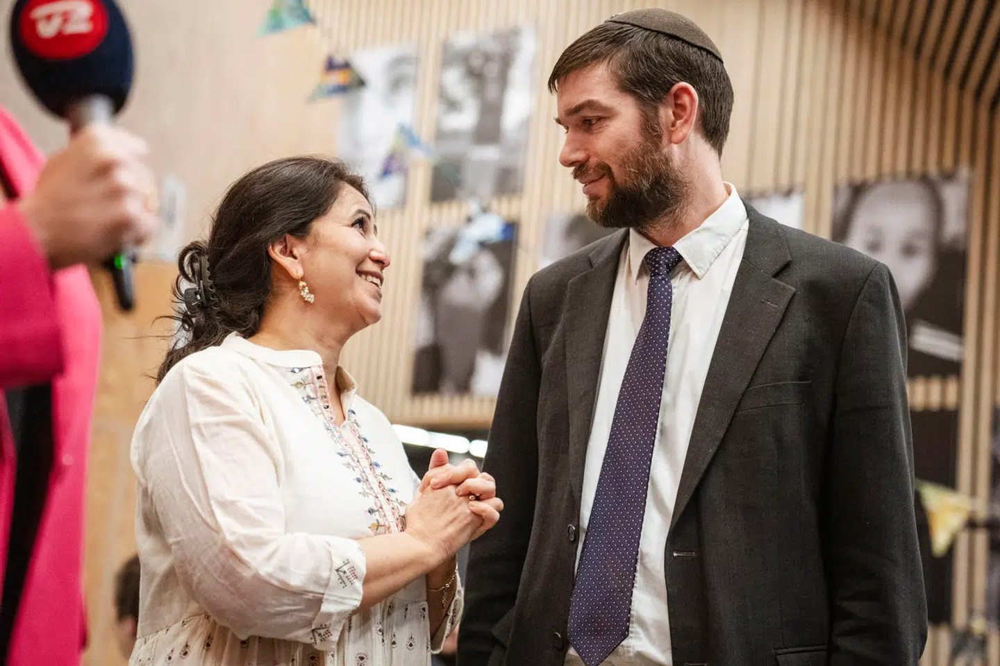 Stifter af Brobyggerne, det tidligere folketingsmedlem Özlem Cekic, taler med overrabbiner Jair Melchior til den omstridte ramadanmiddag i Tingbjerg Kulturhus torsdag 4. april 2024. Formålet med middagen var at samle muslimer, jøder, kristne og andre, men blev boykottet af flere fremtrædende muslimer.