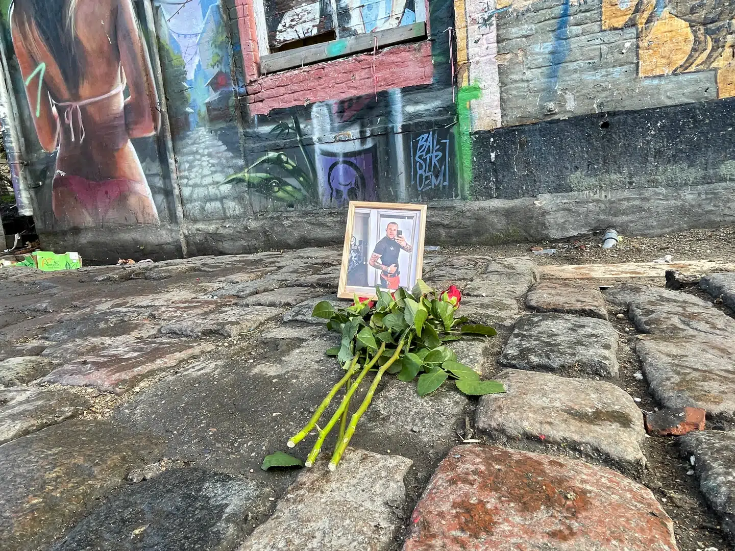 Det var netop her i Pusher Street, hvor et billede og blomster ligger, at Lucas for halvandet år siden blev skudt og dræbt.