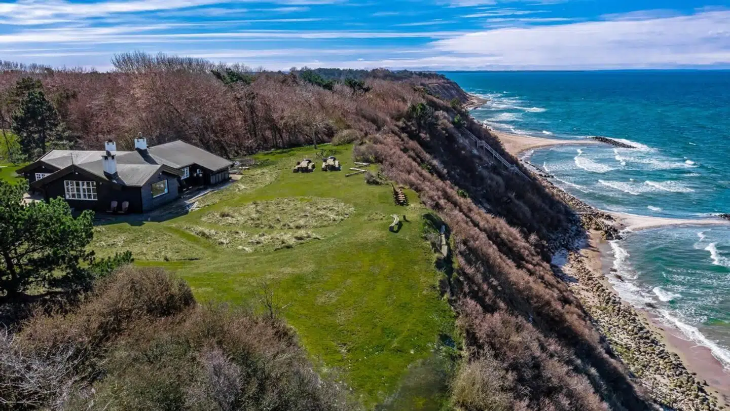 Sommerhuset ligger på en 50.000 kvadratmeter stor grund.