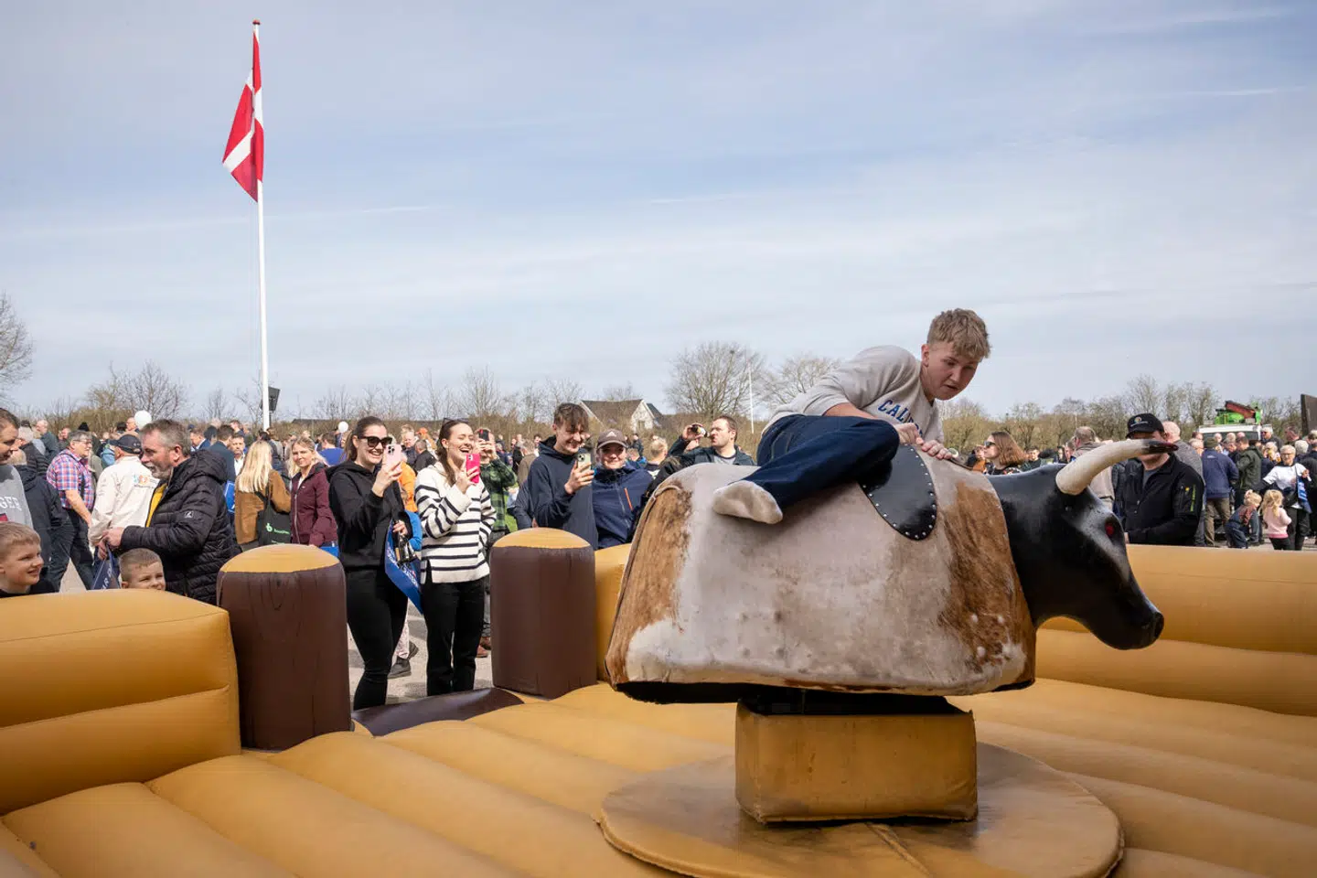 Det var muligt at vinde en airfryer, hvis man kunne sidde længst tid på rodeotyr.
