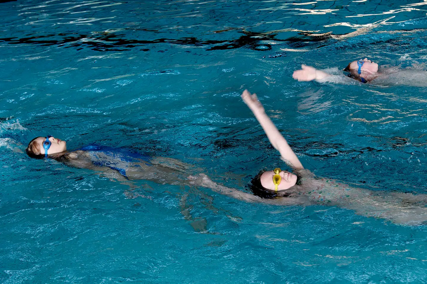 Kønsopdelt svømning har været en debat flere gange i årenes løb. I Københavns Kommune foreslog Dansk Folkeparti i 2021, at man forbød kønsopdelt svømning. Her blev det dog stemt ned med blandt andet socialdemokratiske stemmer.