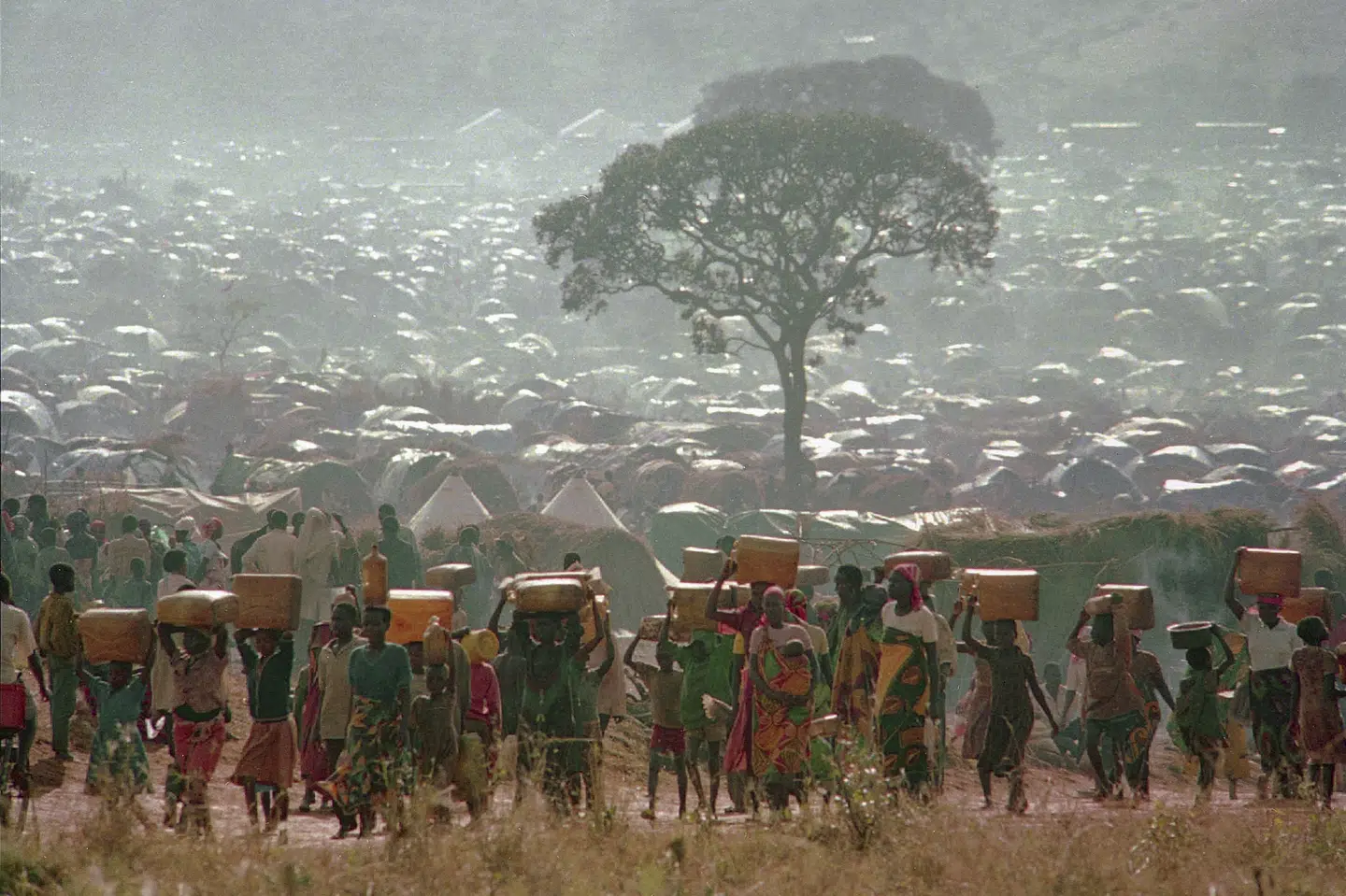 Her ses rwandiske flygtninge i Tanzania i maj i 1994, cirka halvanden måned efter at folkedrabet i Rwanda begyndte.