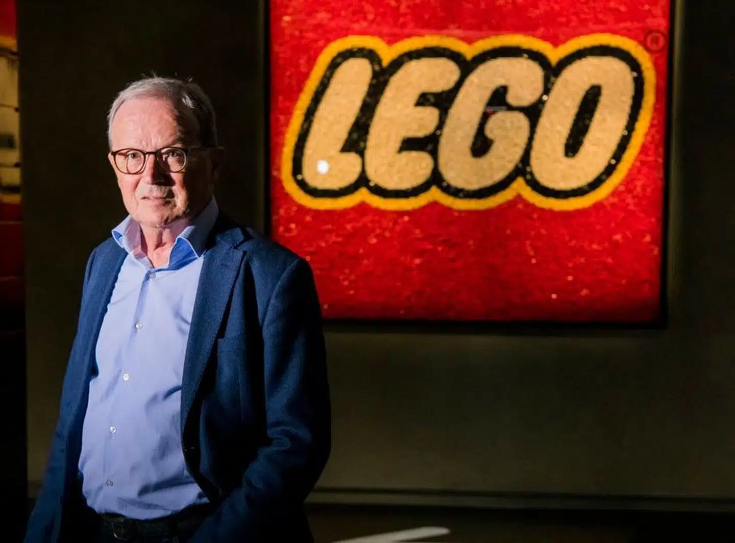 Kjeld Kirk Kristiansen var topchef for LEGO indtil 2004. I 2016 overlod han også posten som formand for LEGO Fonden til sønnen Thomas Kirk Kristiansen. LEGO-familiens pengetank ligger i selskabet Kirkbi.