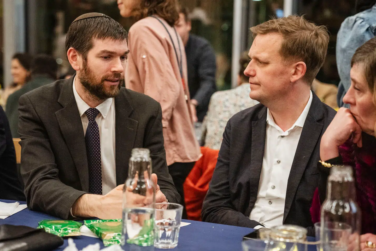 Overrabbiner Jair Melchior og integrationsborgmester Jens-Kristian Lütken ved den omstridte ramadanmiddag i Tingbjerg Kulturhus torsdag den 4. april 2024. Formålet var at samle jøder, kristne og muslimer. Men i stedet er samtalen kommet til at handle om, hvem man er villig til at sidde til bords med.