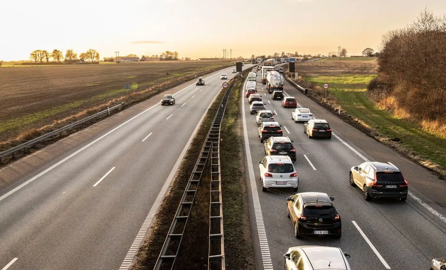 Kø på motorvej (arkiv).