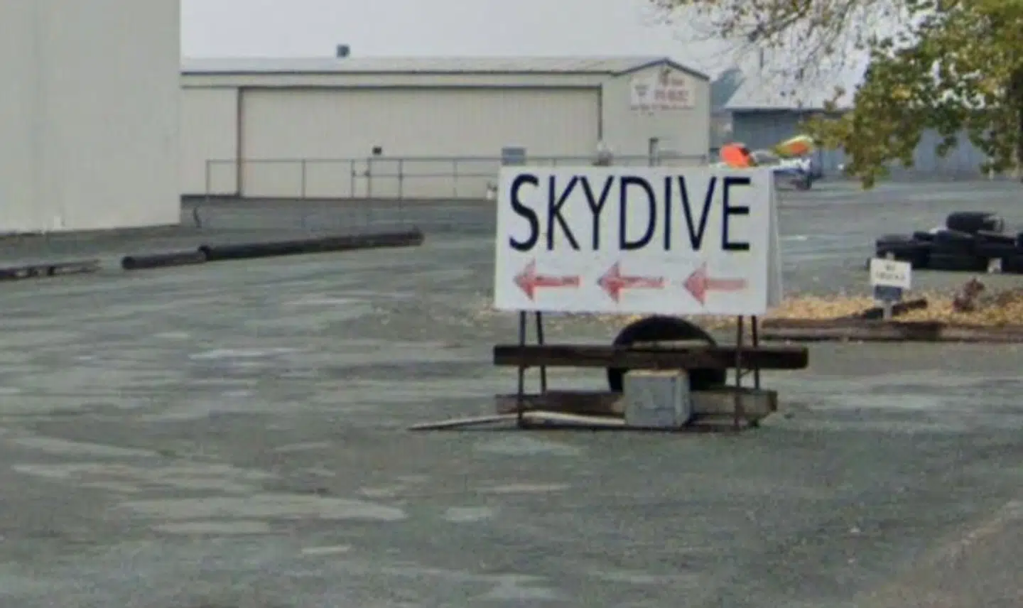 Der er ikke gjort meget ud af skiltningen ved Lodi Parachute Center.