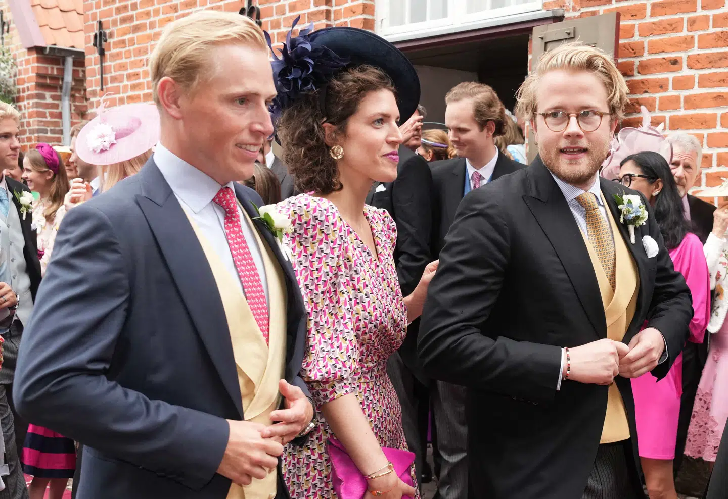 Caspar Jebsen (til højre) er opvokset i Hongkong, men hans far har haft for vane at købe store danske ejendomme og godser til sine børn. Her er Caspar Jebsen fotograferet til sin brors bryllup i august sidste år. Arkivfoto.