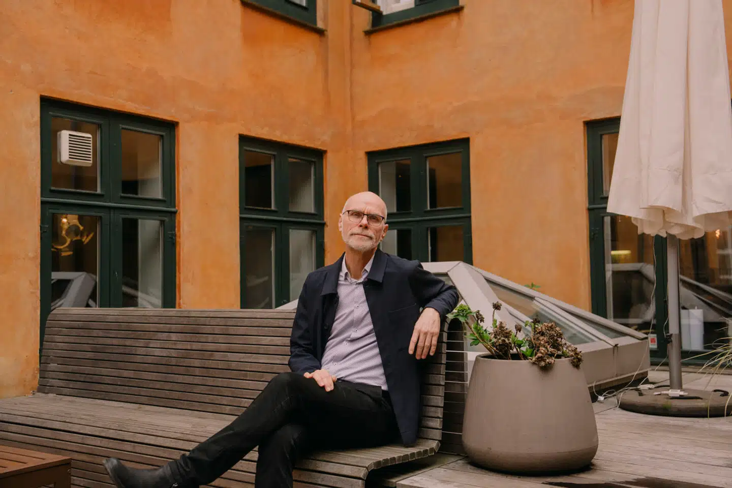 Danskere har det svært med »smalltalk«. Det er der flere årsager til, mener lektor på DPU Ib Ravn, som argumenterer for, at vi kan lære noget af den amerikanske selskabskultur.