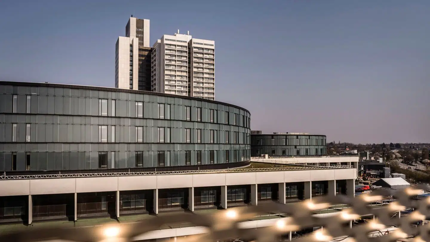 Nyt Hospital Herlev, her med den gamle del af Herlev Hospital i baggrunden. Herlev Ringvej 75, 2730 Herlev.