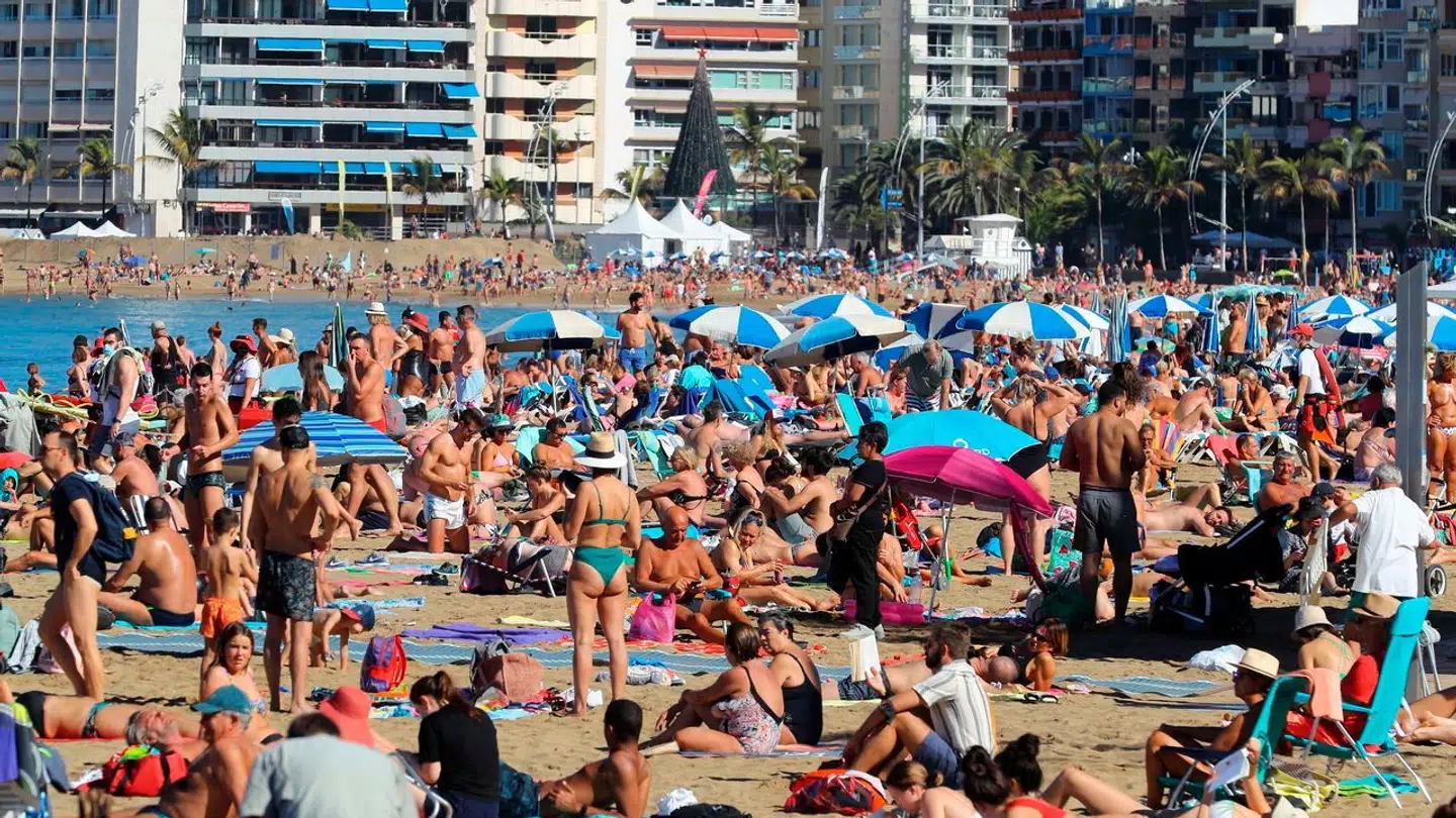 Masser af turister har her fundet vej til Las Canteras-stranden på Gran Canaria (arkivfoto).