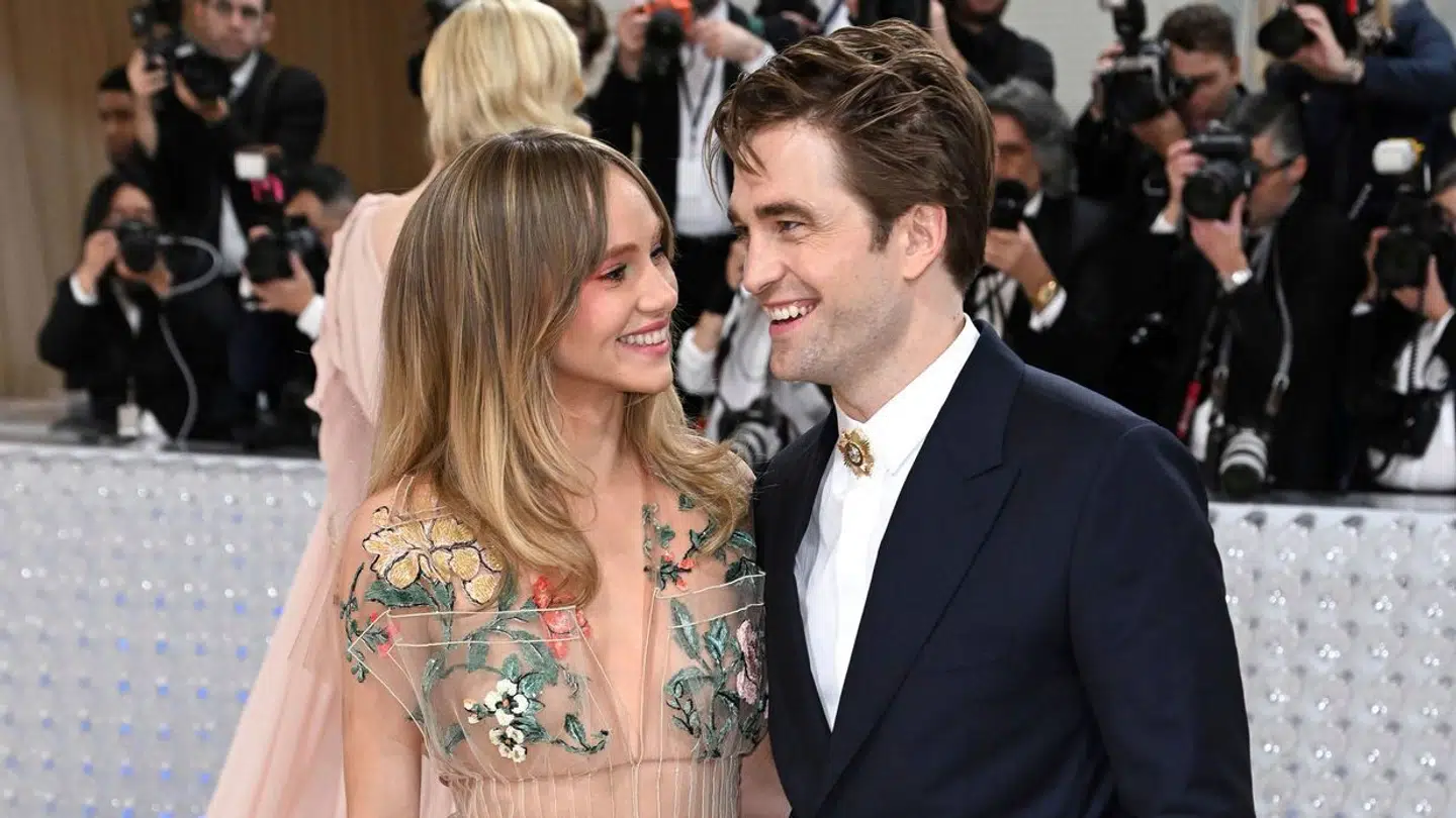 Her ses Suki Waterhouse sammen med kæresten, Robert Pattinson, i foråret 2023.