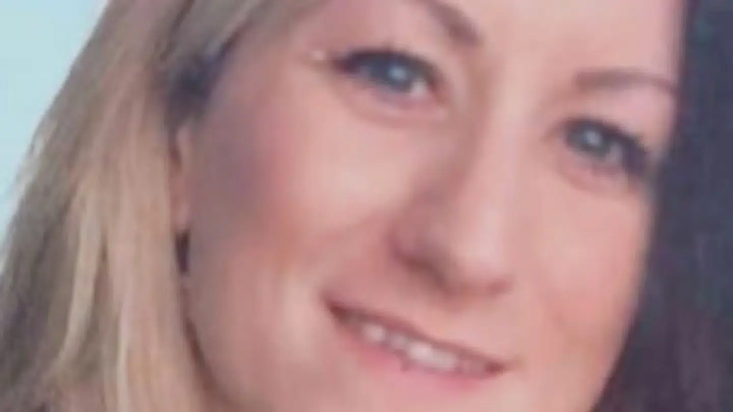 Offeret er identificeret som Sarah Mayhew.