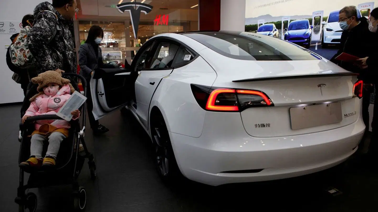 Prisen på en brugt Tesla Model 3 er raslet ned i Danmark i de seneste to år. I artiklen kan du se præcist hvor meget.