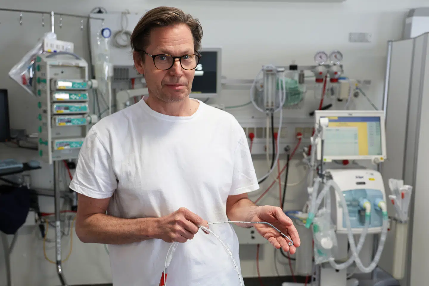 Jacob Eifer Møller, der er overlæge på Rigshospitalets Afdeling for Hjertesygdomme og professor ved Syddansk Universitet, med den blot 7,5 centimeter lange hjertepumpe, der vurderes at kunne blive et betydeligt fremskridt i hjælpen til patienter med en stor blodprop i hjertet. .