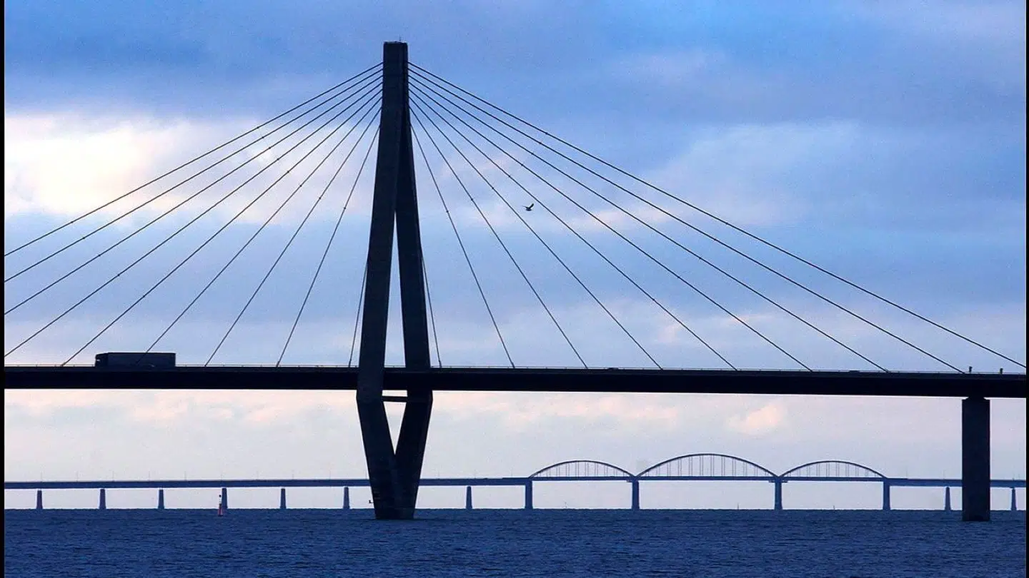 Farøbroens lavbro er tirsdag eftermiddag lukket i sydgående retning. Det skyldes politiets arbejde på stedet.