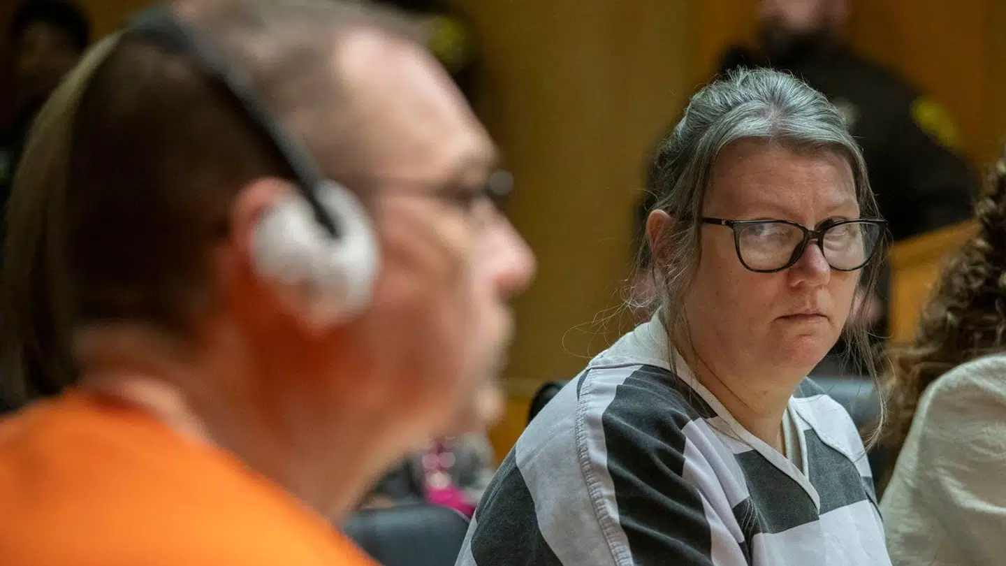 Jennifer Crumbley kigger på sin mand, James Crumbley, under retssagen, hvor de begge blev dømt for uagtsomt manddrab for fire drab, som deres søn har begået under et skoleskyderi i 2021.